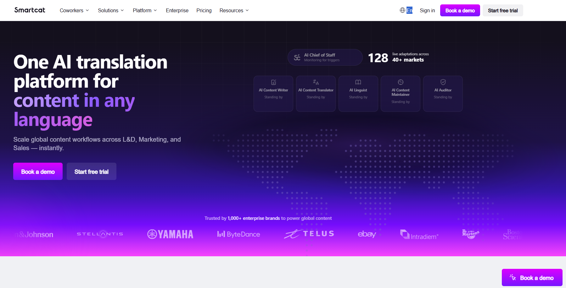 Главная страница сайта Smartcat с рекламой платформы AI для перевода контента на любые языки, кнопками для демонстрации и бесплатного пробного периода.